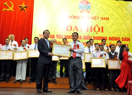 Thừa ủy quyền của Thủ tướng Chính phủ, Phó Thủ tướng Vũ Văn Ninh trao Bằng khen của Thủ tướng Chính phủ tặng các cá nhân đã có thành tích xuất sắc trong công tác hội; sản xuất, kinh doanh giỏi và tham gia xây dựng nông thôn mới giai đoạn 2010-2015. Ảnh: VGP/Hoàng Long