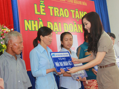 Hoa hậu Giáng My tặng bảng tượng trượng nhà Đại đoàn kết cho các hộ dân