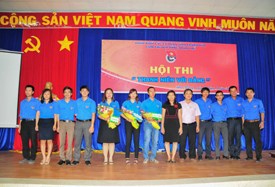 Ban tổ chức trao giải cho các đội thi