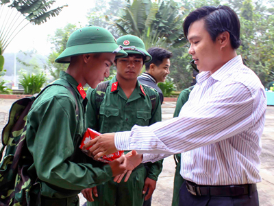 Lãnh đạo xã Ba cụm Nam tặng quà cho tân binh xã mình.