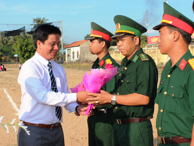 Ông Hồ Văn Mừng - Bí thư huyện Vạn Ninh tặng hoa cho các đơn vị nhận quân.