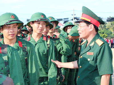 Lãnh đạo Bộ chỉ huy Quân sự tỉnh Khánh Hòa động viên các tân binh Vạn Ninh lên đường nhập ngũ.