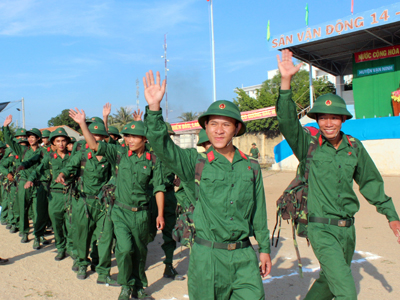 Các tân binh huyện Vạn Ninh phấn khởi lên đường nhập ngũ.