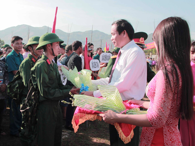 Ông Nguyễn Văn Ghi – Bí thư Huyện ủy Diên Khánh tặng hoa động viên các tân binh. 