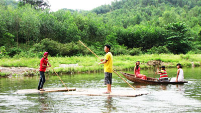 Tourists rafting on Trang River