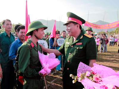 Đại tá Nguyễn Ngọc Bân – Phó Chủ nhiệm Kỹ thuật Quân khu 5 tặng hoa động viên các tân binh. 