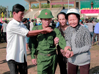 Lưu luyến tiễn tân binh lên đường 