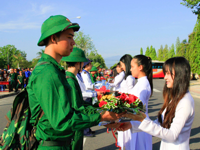 Tặng hoa cho thanh niên trước lúc lên đường nhập ngũ