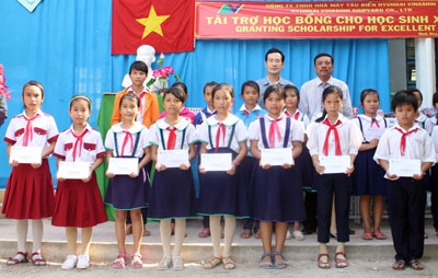 Hyundai Vinashin Shipyard holds scholarship award ceremony - Báo Khánh ...