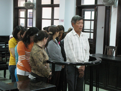 Mê bài "xì lát", 11 đối tượng hầu tòa