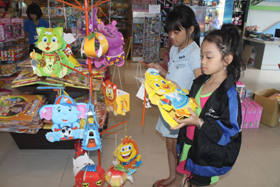 Đồ chơi Trung thu bắt đầu vào mùa