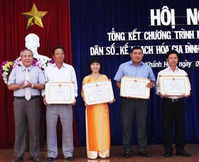 Đồng chí Đào Công Thiên (bìa trái) tặng bằng khen cho các tập thể xuất sắc