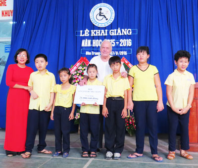 Đại diện Hội Les Amis de Nha Trang trao tiền hỗ trợ  cho học sinh