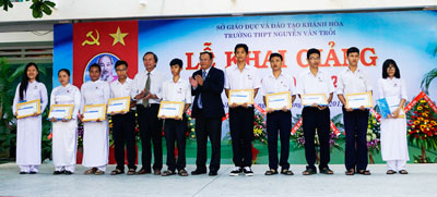 Ông Phạm Tấn Minh - Giám đốc Sacombank Chi nhánh Khánh Hòa trao học bổng cho học sinh Trường THPT Nguyễn Văn Trỗi