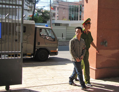 Nguyễn Minh Quang bị dẫn giải vào tòa