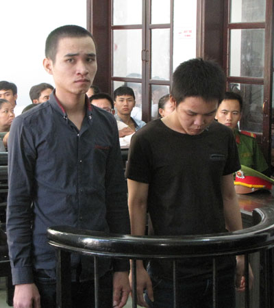 Vào tù vì cướp tài sản