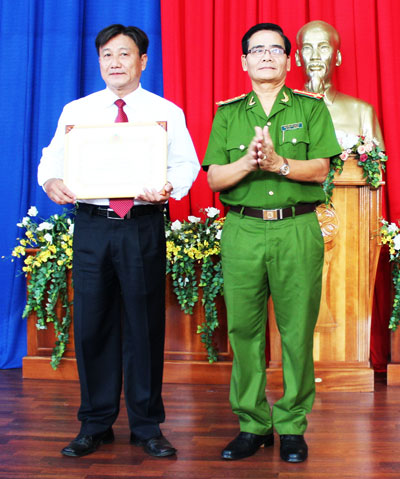 Nhiều tập thể, cá nhân được khen thưởng