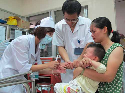 Điều trị cho bệnh nhi bị ngộ độc hóa chất tại khoa Nhi - Bệnh viện Bạch Mai. Ảnh: T.N