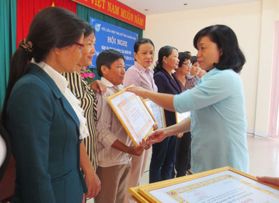 Bà Nguyễn Thị Nhung - Chủ tịch Hội Liên hiệp Phụ nữ tỉnh trao bằng khen cho các tập thể