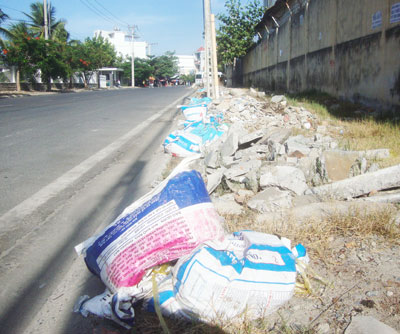 Đổ trộm xà bần ra lề đường