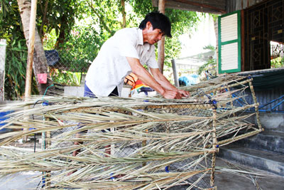 Ngư dân Đặng Văn Tý đang làm bóng mực