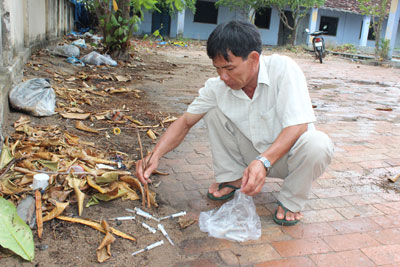 Người dân thu gom bơm kim tiêm do đối tượng nghiện ma túy vứt bừa bãi sau khi sử dụng