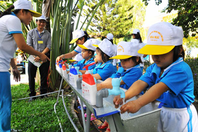 Các em học sinh học rửa tay bằng xà phòng. Ảnh: V.T