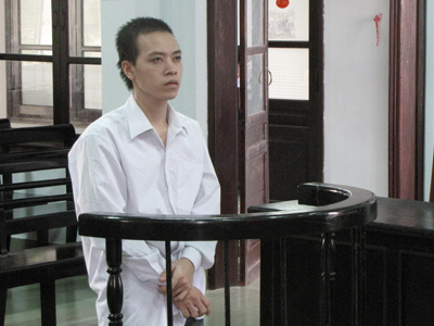 Bị giật điện thoại khi đang chụp hình