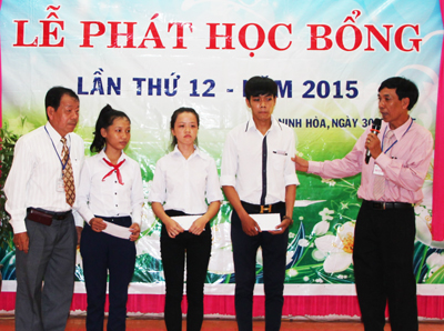Các em Huỳnh Thảo Nhi, Phạm Thái Hưng và Võ Thị Kim Phụng tại lễ trao học bổng