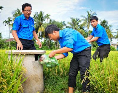 hu gom rác, các vỏ, lọ hóa chất