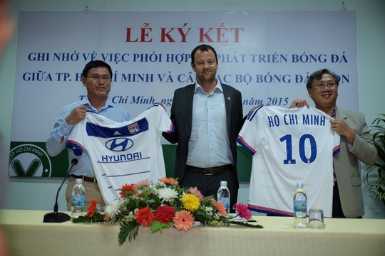 Đại diện CLB Lyon trao áo biểu trưng của CLB có in tên Bác Hồ phía sau cho lãnh đạo thể thao và bóng đá TP