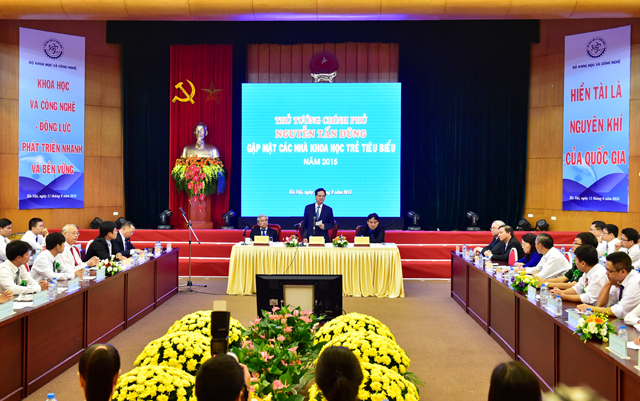 Thủ tướng nói chuyện với các nhà khoa học trẻ. Ảnh: VGP/Nhật Bắc