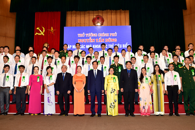 Thủ tướng chụp ảnh với các nhà khoa học trẻ. Ảnh: VGP/Nhật Bắc