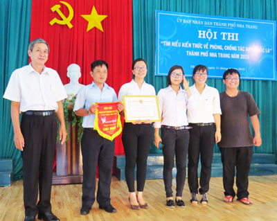 Đại diện Phòng Y tế TP. Nha Trang trao giải nhất cho đội Vĩnh Trường