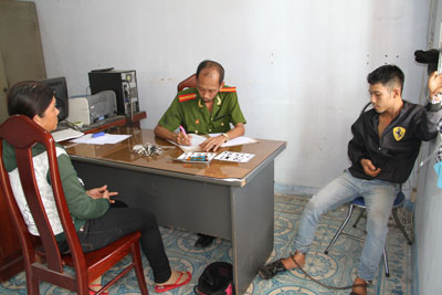 Sang và Thảo tại cơ quan công an