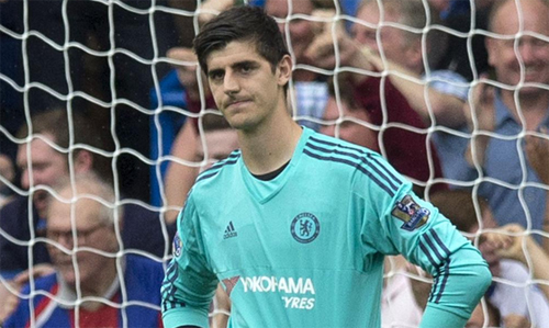 Thibaut Courtois mới bị chấn thương trong buổi tập hôm 10-9 càng tăng thêm lo lắng cho người hâm mộ Chelsea.