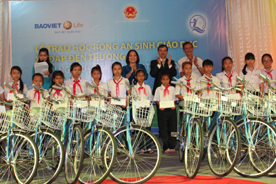 Trao 20 xe đạp cho trẻ em nghèo học giỏi