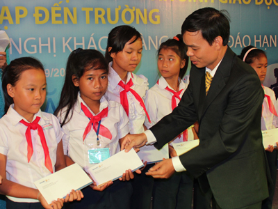 Đại diện Công ty Bảo Việt Nhân Thọ Khánh Hòa quyết định hỗ trợ xe đạp cho trẻ em nghèo học giỏi.