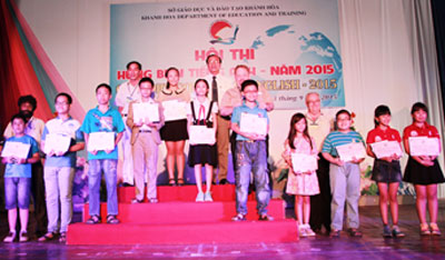 Trao giải cho các thí sinh