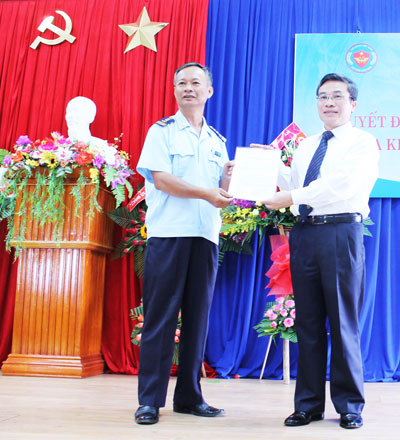Lãnh đạo Tổng cục Hải quan trao quyết định thành lập chi cục cho đại diện Cục Hải quan tỉnh