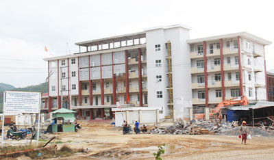 Trường Chính trị tỉnh đang được xây dựng tại khu vực Hòn Rớ, xã Phước Đồng (TP. Nha Trang) là một trong những dự án được triển khai theo hình thức “đổi đất lấy hạ tầng”