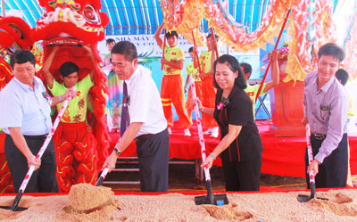 Các đại biểu thực hiện nghi thức khởi công