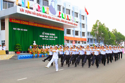 Duyệt đội ngũ tại Học viện Hải quân