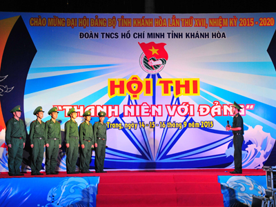 Các đội tham gia phần thi chào hỏi 