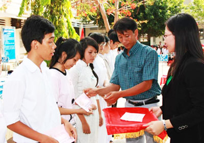 Đại diện Hội Khuyến học Vạn Ninh trao học bổng cho học sinh nghèo năm học 2015 - 2016