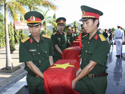 Quy tập liệt sĩ vào nghĩa trang Liệt sĩ Hòn Dung (TP. Nha Trang)