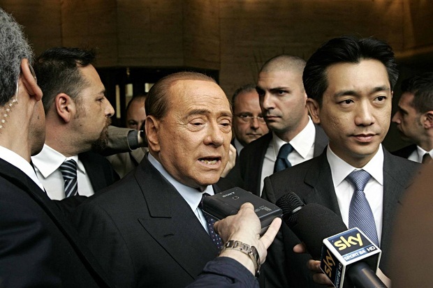 Silvio Berlusconi và Bee Taechaubol. Ảnh: Internet.