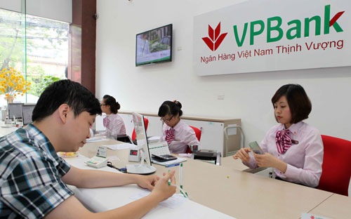 Khách hàng giao dịch tại VPBank.