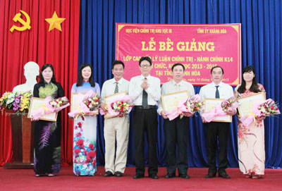 Bế giảng lớp Cao cấp lý luận chính trị - hành chính khóa 14