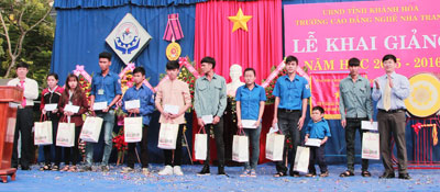 Nhận cờ thi đua xuất sắc của Bộ Lao động - Thương binh và Xã hội